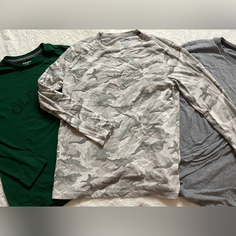 Unworn Old Navy boys camo, gray, and green long sleeve-tee lot